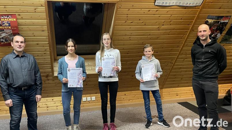 Dirigent Stefan Neger (links) und Vorsitzender Markus Forster (rechts) gratulieren (ab Zweite von links) Julia Rieger, Elisa Ströhl und Tobias Lippert zum Bestehen der D1-Prüfung. Bild: Konstanze Schlereth/exb