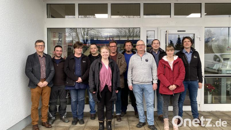 Jubilar-Ehrung bei Schmelzer: Von links Geschäftsführer Helmut Keck, Matthias Philbert, Evelin Müller, Markus Braun, Maria Schiml, Berndt Geyer, Stefan Dumler, Günther Fachtan, Michael Fischer, Jana Heindl und Geschäftsführer Peter Schmelzer. Beim Foto konnte auf Masken verzichtet werden, da alle genesen, geimpft oder getestet sind. Bild: jr