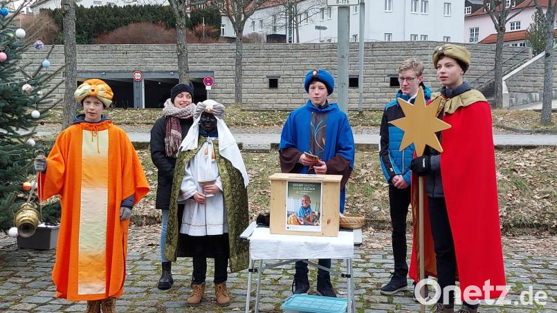 Die Sternsinger stehen vor der Stadthalle Bild: krb