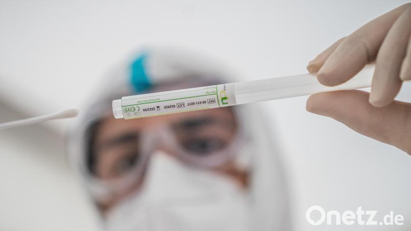 Ein PCR-Abstrich wird verarbeitet. Symbolbild: Michael Kappeler/picture alliance/Michael Kappeler/dpa