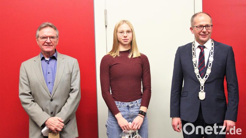 Bürgermeister Roman Schäffler (rechts) beglückwünschte die erfolgreichen Sportler Hubert Schulze und Ronja Melzner. Bild: stg