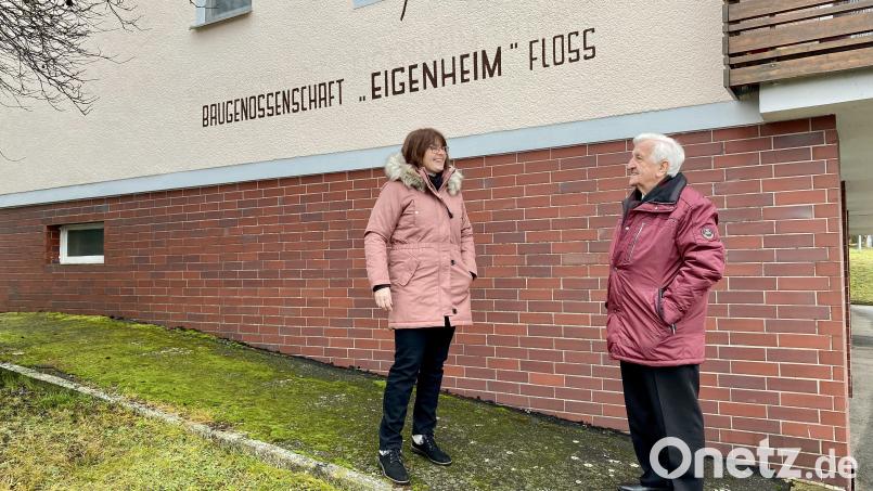 Zwei fürs Eigenheim: die Vorstandsvorsitzende der Baugenossenschaft, Marika Mauerer, und ihr Vorgänger Fred Lehner am „Puppberg“, dem „schönsten Baugebiet im Markt“. Bild: Eichl