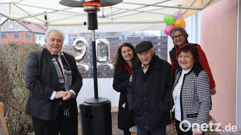 Zweiter Bürgermeister Peter Gold (links) durfte im Namen der Stadt Georg Schmid (Mitte) die Glückwünsche zum 90. Geburtstag überbringen. Mit im Bild Ehefrau Rosa Schmid sowie die Töchter des Paares, Angela von Reventlow Birgit und Eiber (von rechts). Bild: heb