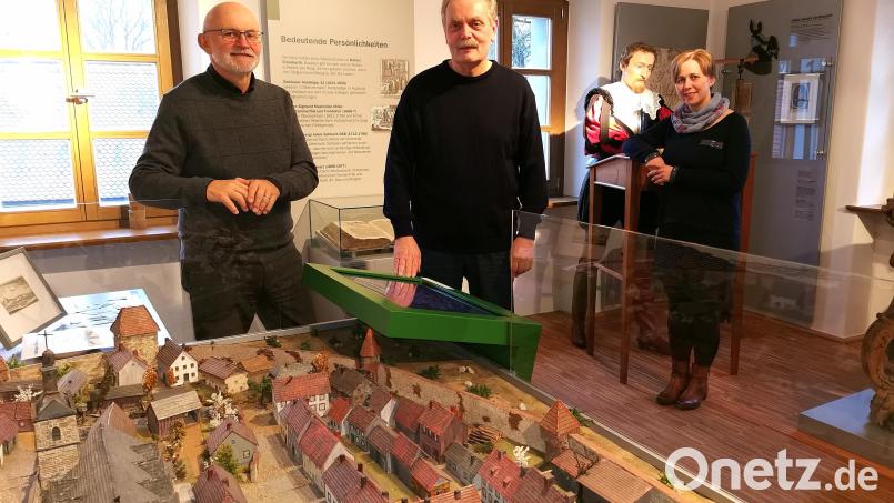 In der Abteilung „Stadtgeschichte“ des Doktor-Eisenbarth- und Stadtmuseums Oberviechtach besprechen Vereinsvorsitzende Maria Ahlemeyer und die Museumsleiter Ludwig Schießl (Mitte) und Siegfried Bräuer neue Ideen. Bild: Portner