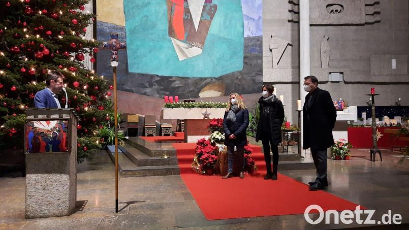 Als Wertschätzung für die musikalischen Umrahmungen der Gottesdienste erhalten Christina Hermann , Kerstin Kiener und Roland Assion (von links) ein Geschenk. Bild: zer