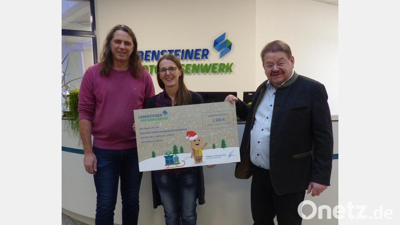 Bernhard Schön (rechts), Geschäftsleiter Liebensteiner Kartonagenwerk, überreichte den Spendenscheck der ärztlichen Leitung, Dr. Margarete Pickert, und dem pflegerischen Leiter, Matthias Rössle, der ambulanten Palliativversorgung Nordoberpfalz eG. Bild: Liesa Weiß/Liebensteiner Kartonagenwerk/exb