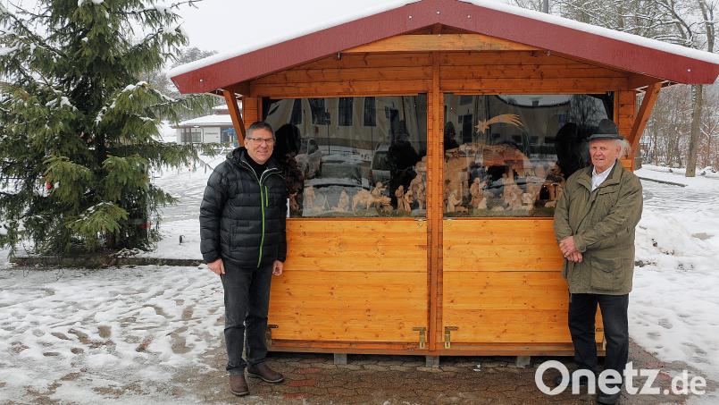 Eine besonders wertvolle Weihnachtskrippe hat Christoph Daubner (rechts) der Gemeinde Friedenfels gespendet. Bürgermeister Oskar Schuster (links) dankte bei der offiziellen Übergabe herzlichst. In einer Weihnachtsbude wird sie aktuell - geschützt hinter einer Glasscheibe - präsentiert. Bild: bsc