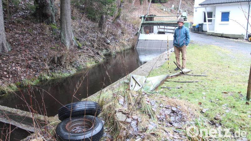 Holger Osgyan befürchtet wegen der illegalen Abfall-Entsorgung eine Beschädigung seiner Wasserkraft-Anlage. Bild: pi