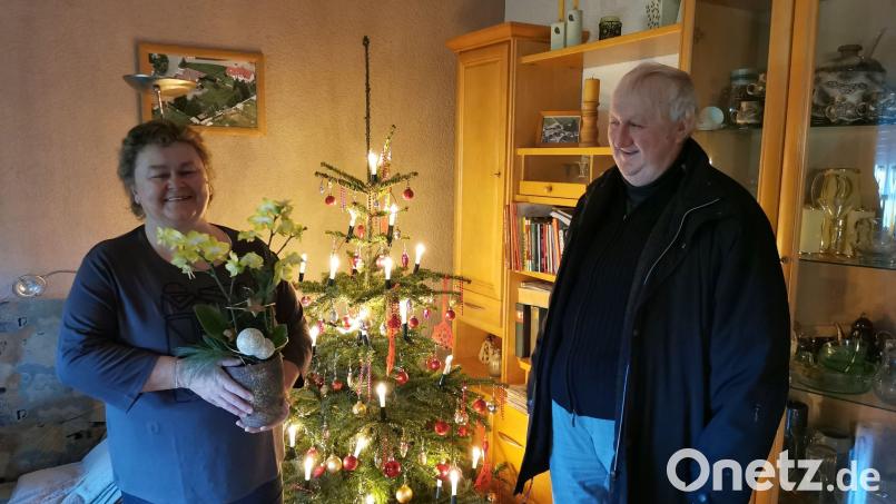Mit einer Orchidee dankte Pfarrer Erwin Bauer der langjährigen Mitarbeiterin Barbara Pöllmann. Bild: gz