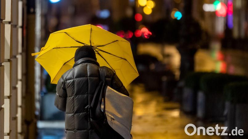 Der DWD warnt vor Dauerregen und stürmischen Böen. Symbolbild: Peter Kneffel/dpa