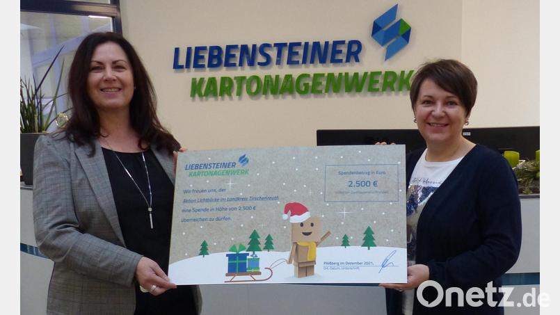 Marion Forster, Geschäftsführerin des Liebensteiner Kartonagenwerks (rechts), überreichte einen Spendenscheck an Claudia Grillmeier, Schirmherrin der Aktion Lichtblicke im Landkreis Tirschenreuth. Bild: Liesa Weiß/Liebensteiner Kartonagenwerk/exb