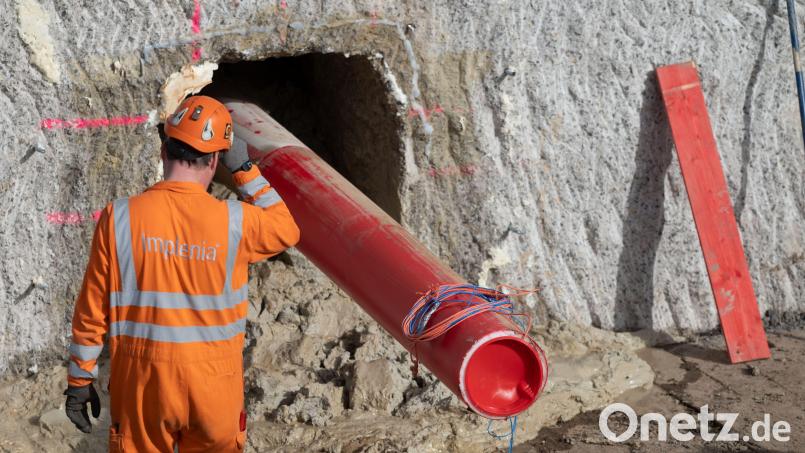 Etwa 1,50 Meter tief sollen die Erdkabel vergraben werden. Auf dem Symbolbild ragt ein Leerrohr der geplanten Stromautobahn Südlink vor dem Umspannwerk Großgartach in Baden-Württemberg aus einem kleinen Tunnel. Symbolbild: Marijan Murat/dpa