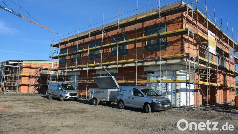 Im Gewerbegebiet Kreuzäcker in Mitterteich baut die Firma Schmeller Bad und Heizung ihren neuen Betriebsstandort. Noch rechtzeitig vor dem Jahreswechsel wurde der Rohbau fertiggestellt. Bild: jr
