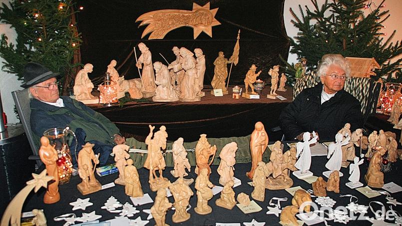 Holzfiguren in allen Größen präsentierten Christoph Daubner (links) und Ehefrau Edeltraud (rechts) alljährlich beim Friedenfelser Weihnachtsmarkt. Archivbild: bsc