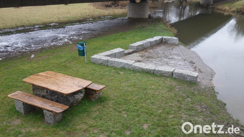 Die neue Kanuanlegestelle an der Vils bei Ensdorf soll Versammlungs- und Verweilort werden. Bild: tra