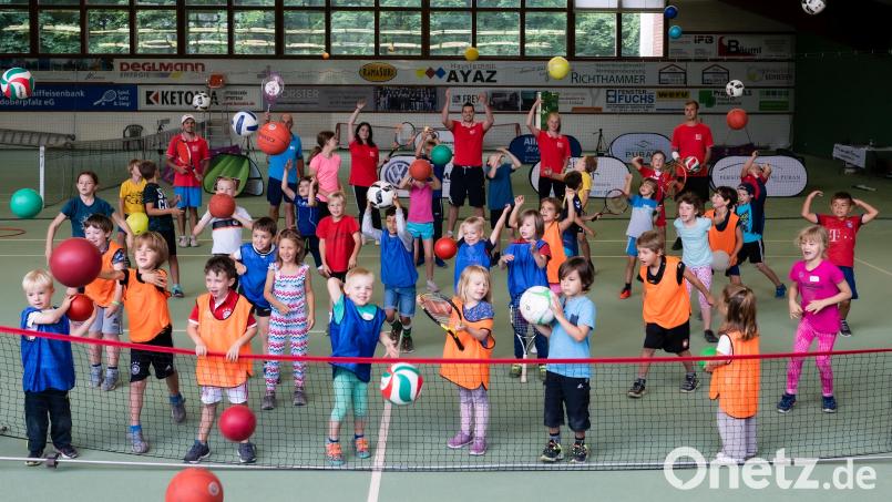 Mit Spaß bei der Sache: Die Ball Academy von Marcelo Matteucci wird zur Ball &amp; Sport Academy und innerhalb des Turnerbund Weiden eine eigene Sparte. Bild: A. Schwarzmeier