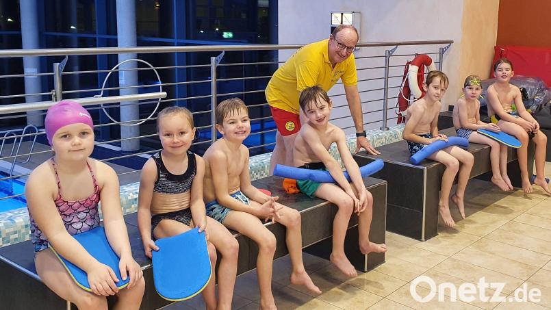 Ausbilder Bernhard Fleischmann von der Schwimmschule AquaVitalis und seine Schützlinge. Bild: Bernhard Fleischmann/exb