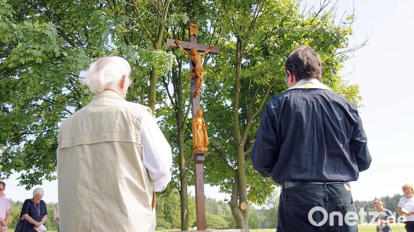 An der Straße vom Ortsteil Frauenreuth nach Köhlerlohe lädt ein großes Feldkreuz mit Christus- und Marienfigur Gläubige zum Innehalten und Beten ein. Auch dieses Kunstwerk hat Christoph Daubner bereits vor Jahren der Gemeinde gespendet. Archivbild: bsc
