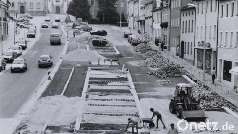 Die Sanierung des Karlsplatzes war 1995 verbunden mit dem aufwändigen Einbau von Stellplätzen. Archivbild: rn