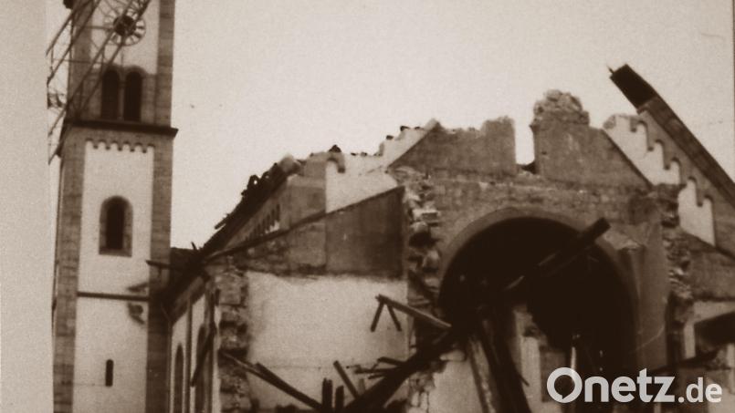 1972 fiel das damalige Gotteshaus der Spitzhacke zum Opfer. Nach zweijähriger Bauzeit konnte am 26. Mai 1974 die jetzige Pfarrkirche durch Bischof Rudolf Graber und Domkapitular Edmund Staufer eingeweiht werden. Archivbild: Privatarchiv Fritz Fürk