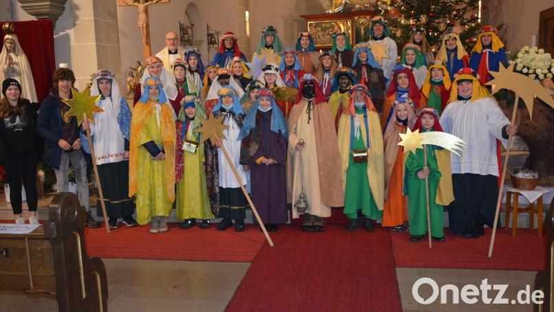 Die Sternsinger in der Pfarrkirche Mitterteich. Zum Fototermin nahmen die Sternsinger ihre Masken kurz ab. Bild: jr