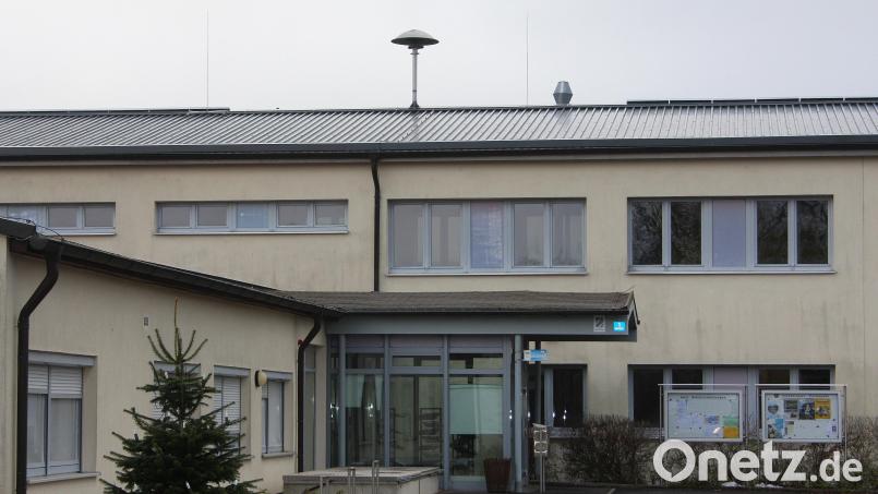 Eine der beiden Sirenen in Fuchsmühl steht auf dem Dach des ehemaligen Schulhauses (Bild), das seit einigen Jahren als Rathaus genutzt wird. Bild: wro