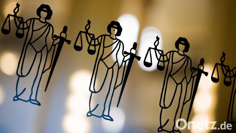 Justitia-Figuren an einer Scheibe am Eingang eines Gerichts. Symbolbild: Rolf Vennenbernd/dpa