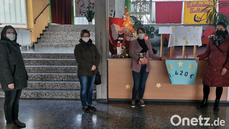 1420 Euro konnten die Frauen aus Gösselsdorf in der Tageseinrichtung übergeben. Mit dem Geld wird die pädagogische Betreuung der Kinder unterstützt. Im Bild von links Katharina Ott, Monika Pösl, die Betreuerin der Tagesgruppe und Daniela Mühldorfer. Bild: Pösl/exb