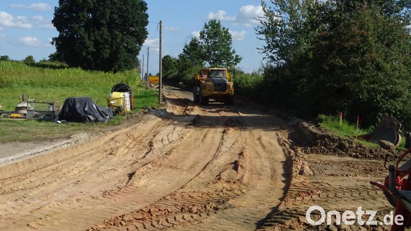 Mit dieser Überraschung hatte keiner gerechnet: Als im Sommer der Neubau einer Straße zwischen Knölling und Wolfring begann, kamen unter dem alten Asphalt riesige Sandmengen zum Vorschein. Mehrere hundert Tonnen mussten anschließend neben dem Wolfringer Rathaus zwischengelagert werden. Bild: hou