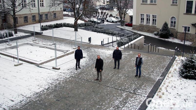 Pressesprecher Walter Brucker, Landrat Roland Grillmeier, Wolfgang Fenzl (Leiter Hauptverwaltung) sowie Hausmeister und Personalrat Richard Schiedeck (von links) bei der Begehung des neuen Innenhofs. Bild: Fabian Polster/Landratsamt/exb