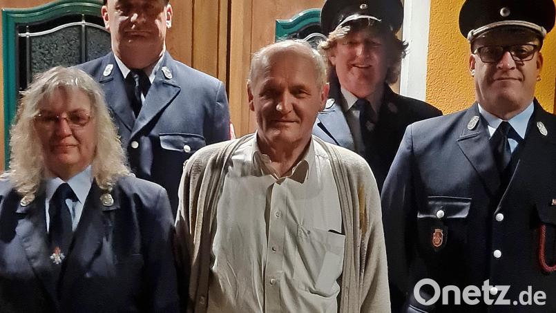 Unter den Gratulanten zum 70. Geburtstag von Peter Prischenk (Mitte) waren auch Feuerwehr-Vorsitzender Joachim Graser (hinten links) und Kommandant Martin Langer (rechts) Bild: jma