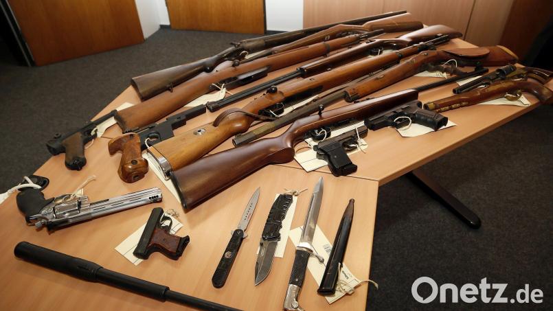 Ähnlich wie hier auf diesem Symbolbild (Archiv) hat die Polizei in Auerbach 35 Waffen beschlagnahmt - darunter Pistolen und Gewehre. Symbolbild: ch