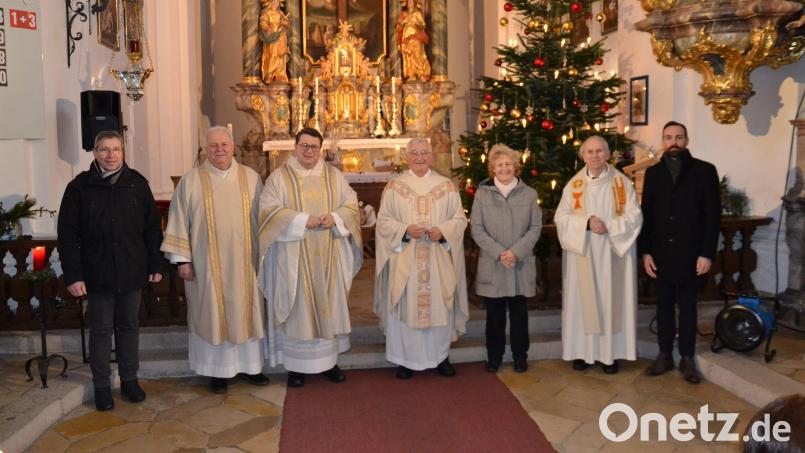 Die Gläubigen feierten mit Professor Dr. Alfred Hierold (Mitte) und den Geistlichen einen Dankgottesdienst zum 80. Geburtstag. Glückwünsche überbrachten der ehemalige Bürgermeister von Moosbach Hermann Ach, Diakon Herbert Sturm, Pfarrer Udo Klösel, die Sprecherin des PGR Elisabeth Völkl, der ehemalige Pfarrer von Moosbach Josef Most und Bürgermeister Armin Bulenda (von links). Bild: gi