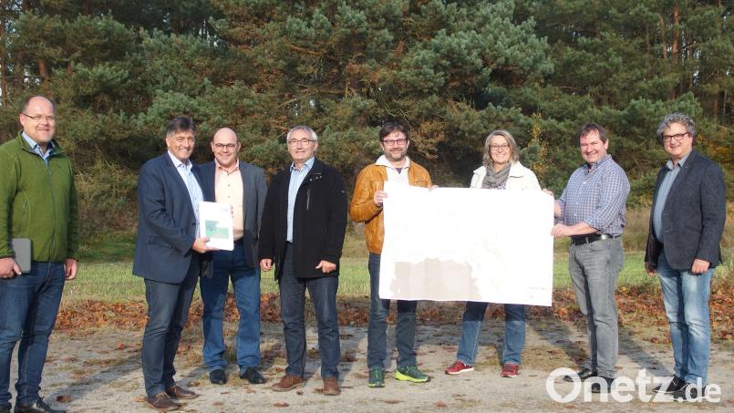 Die Bürgermeister der ILE überreichen Karte und Konzept zu den Kernwegen an Georg Braunreuther (Vierter von links) vom Amt für Ländliche Entwicklung. Bild: ILE VierStädtedreieck/exb