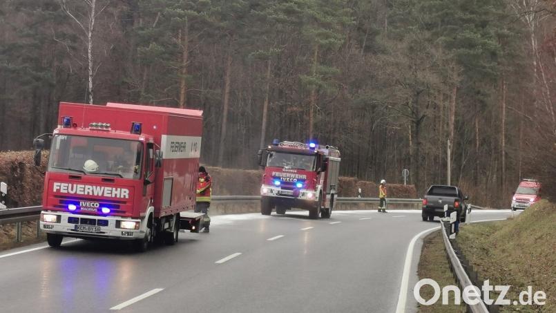 Rund 90 Einsatzkräfte aus dem westlichen Landkreis Tirschenreuth waren am Montag im Einsatz, um die Ölspur auf der B22 zwischen Altenstadt und Speichersdorf zu beseitigen. Bild: mde