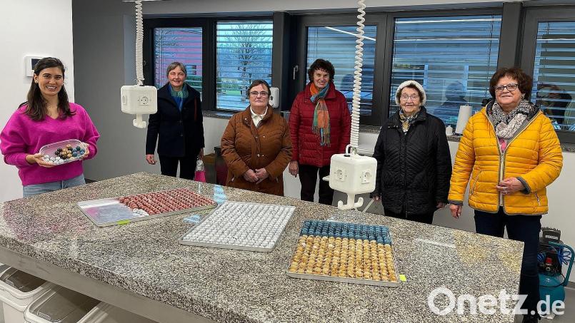 Die FU Wiesau informierte sich in der Pralinenmanufaktur von Patricia Destro Gropengießer (links). Die Idee zum Besuch hatte Vorsitzende Rita Korb (Zweite von links). Bild: FU Wiesau/exb