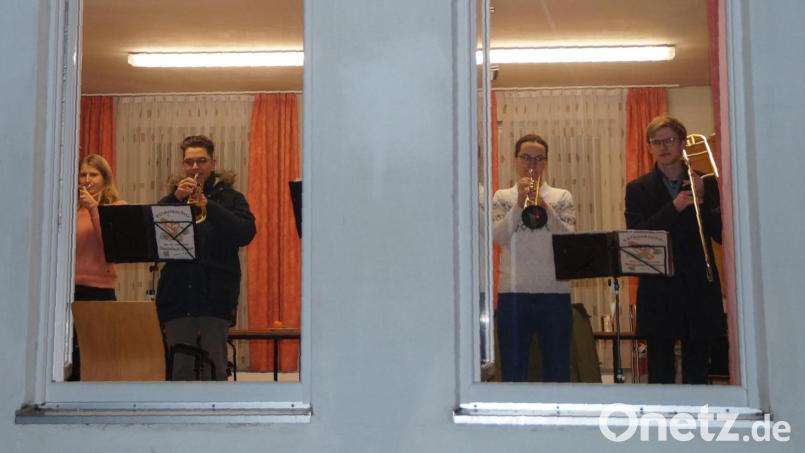 Der Posaunenchor der evangelischen Kirchengemeinde erfreut wieder mit Auftritten – auch durchs Fenster hindurch wird musiziert. Bild: wel