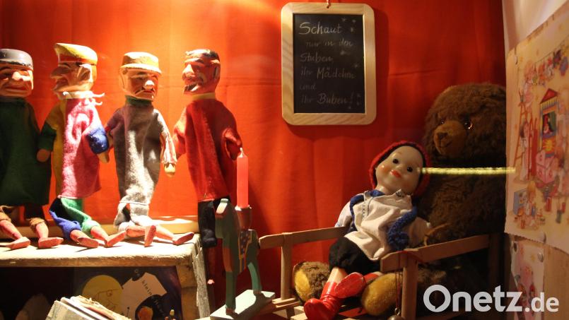 Ein Streifzug durch längst vergangene Kindertage ist derzeit in den Adventsfenstern des „Gagglhofes“ zu bestaunen. Bild: lep