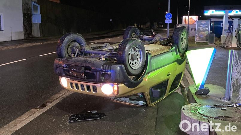 Weil er zu schnell unterwegs war, hat sich ein Amberger bei nasser Fahrbahn mit seinem Auto überschlagen. Bild: Polizeiinspektion Amberg