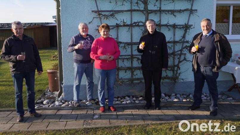 Im Garten ihres Anwesens an der Spielberger Straße stoßen der Lennesriether Dorfsprecher Werner Ertl (links), Bürgermeister Josef Beimler (rechts) und Pfarrer Norbert Götz (Zweiter von rechts) auf den 80. Geburtstag von Anna Baier (Mitte) an. Mit dabei: Ehemann Klaus (zweiter von links). Bild: fvo
