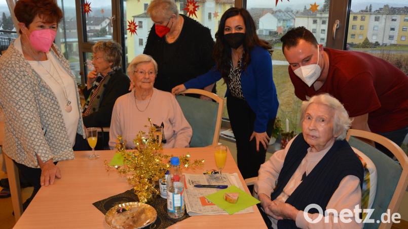 Seniorenbeauftragte Carmen Altermann, Heimbeiratsvorsitzende und Stadträtin Angela Burger, Bürgermeisterin Margit Bayer und Pflegedienstleiter Johannes Großmann (hinten von links) suchten beim Neujahrsempfang das Gespräch mit den Senioren. Bild: jr