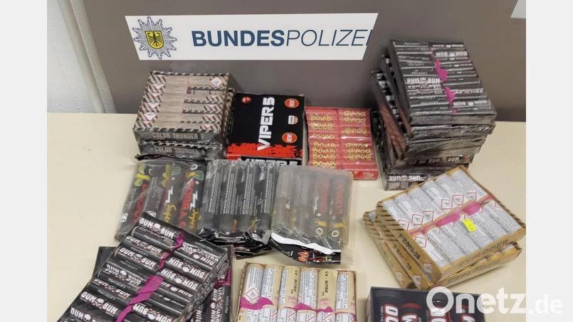 Fahnder der Bundespolizei entdeckten an Silvester bei Waldsassen dieses verbotene Böller- und Waffenarsenal bei zwei jungen Männern, die die verbotenen Gegenstände nach Deutschland einführen wollten. Was aussieht wie zwei Lippenstifte sind getarnte Elektroschock-Geräte. Im Vordergrund ein sogenanntes Butterfly-Messer. Bild: Bundespolizei/exb