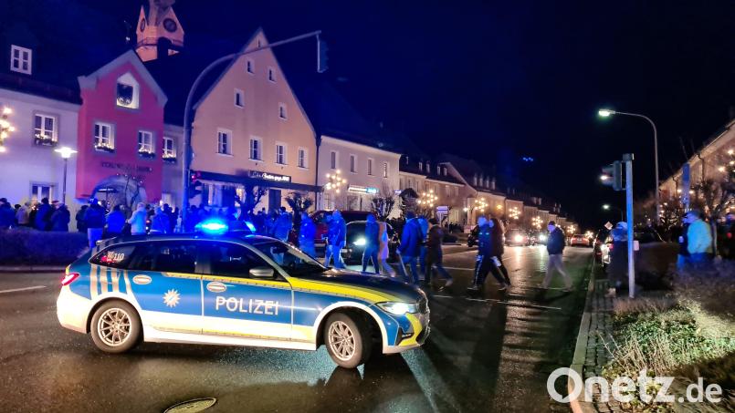 Protestzug am Kaiserberg: Auch hier in Erbendorf gibt es seit einigen Wochen regelmäßig Coronaproteste. Viele Teilnehmer wollen nicht rechts oder Querdenker sein. Experte Jan Nowak findet dennoch genug kritikwürdiges Verhalten. Bild: rw