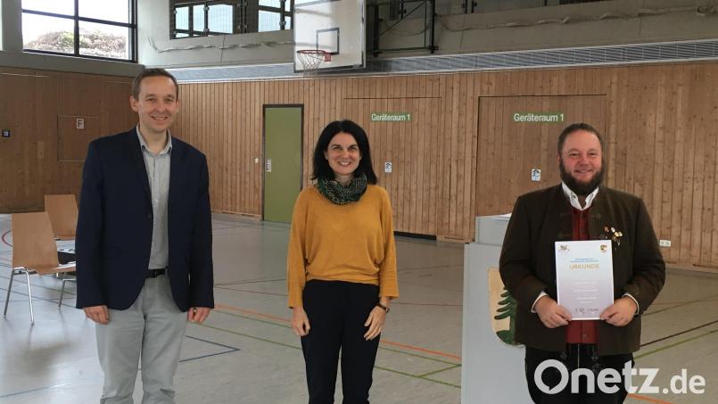 Tanja Berthold (Mitte) und Florian Unkauf (links) beglückwünschten den Dirigenten Tobias Zeitler: Die Stadtkapelle erhielt das höchstmögliche Prädikat „Mit ausgezeichnetem Erfolg“. Bild: Reinhard Biegerl/exb