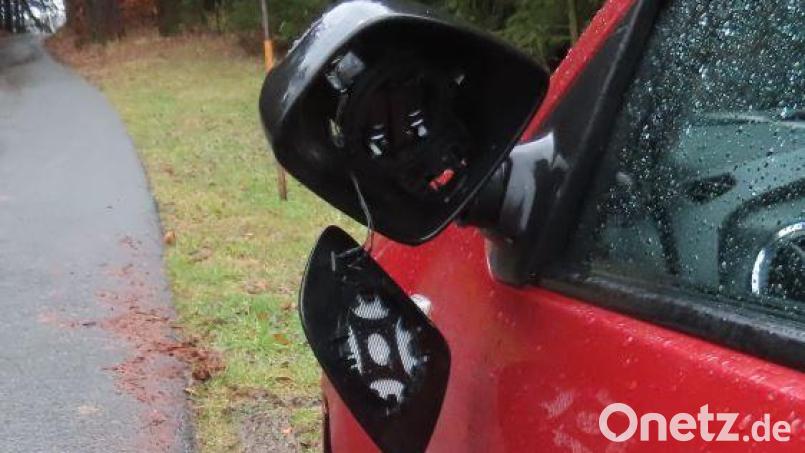 Rausgerissener Spiegel, beschädigte Stoßstange und Felge: Zwischen Röckenricht und Kummerthal sind zwei Autos im Begegnungsverkehr zusammengestoßen. Der Verursacher ist einfach weitergefahren. Bild: Polizeiinspektion Sulzbach-Rosenberg