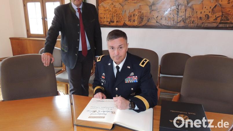 Beim Abschiedsbesuch im Rathaus verewigte sich Brigadegeneral Christopher R. Norrie im Goldenen Buch der Stadt. Bürgermeister Edgar Knobloch dankte für die Freundschaft und speziell für die Maßnahmen in der Corona-Zeit. Bild: mor