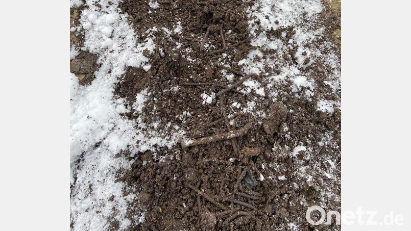 Mit einem Asche-Nägel-Gemisch bedachte ein Entsorger einen Feldweg bei Breitenlohe. Bild: rn
