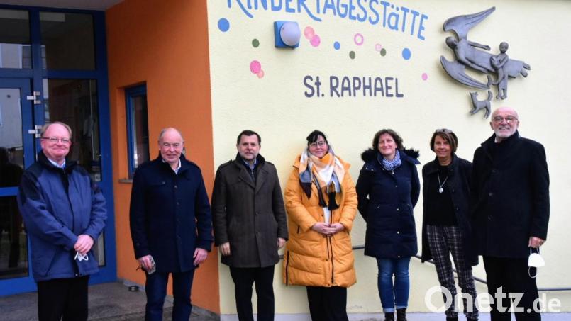 Zum 1. Januar wechselte die Kindertagesstätte St. Raphael in Kümmersbruck in die Trägerschaft des Caritasverbands für die Stadt Amberg und den Landkreis Amberg-Sulzbach (von links): Pfarrer Wolfgang Bauer, Bürgermeister Roland Strehl, Caritasvorsitzender Günther Koller, Kita-Leiterin Nadine Rall, Verwaltungsangestellte Christiane Purscke, Kita-Projektleiterin Birgit Singer-Grimm und Alois Schwanzl von der Kirchenverwaltung. Bild:  Domenika Lippert/exb