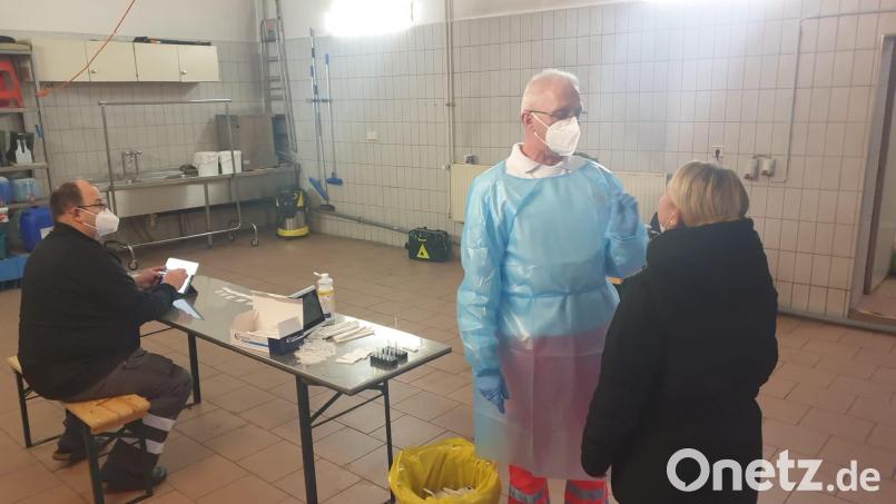 Das BRK Amberg-Sulzbach hat in einigen Gemeinden im Landkreis wieder Corona-Teststationen eingerichtet. Die Nachfrage, wie hier in Auerbach, ist enorm. Bild: Daniel Sertl/exb