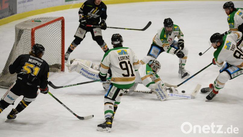 Mario Strobel und Ryan Murphy versuchen, vor Christoph Schedlbauer im Tor des TSV Erding den Puck abzufangen. Bild: Andreas Brückmann